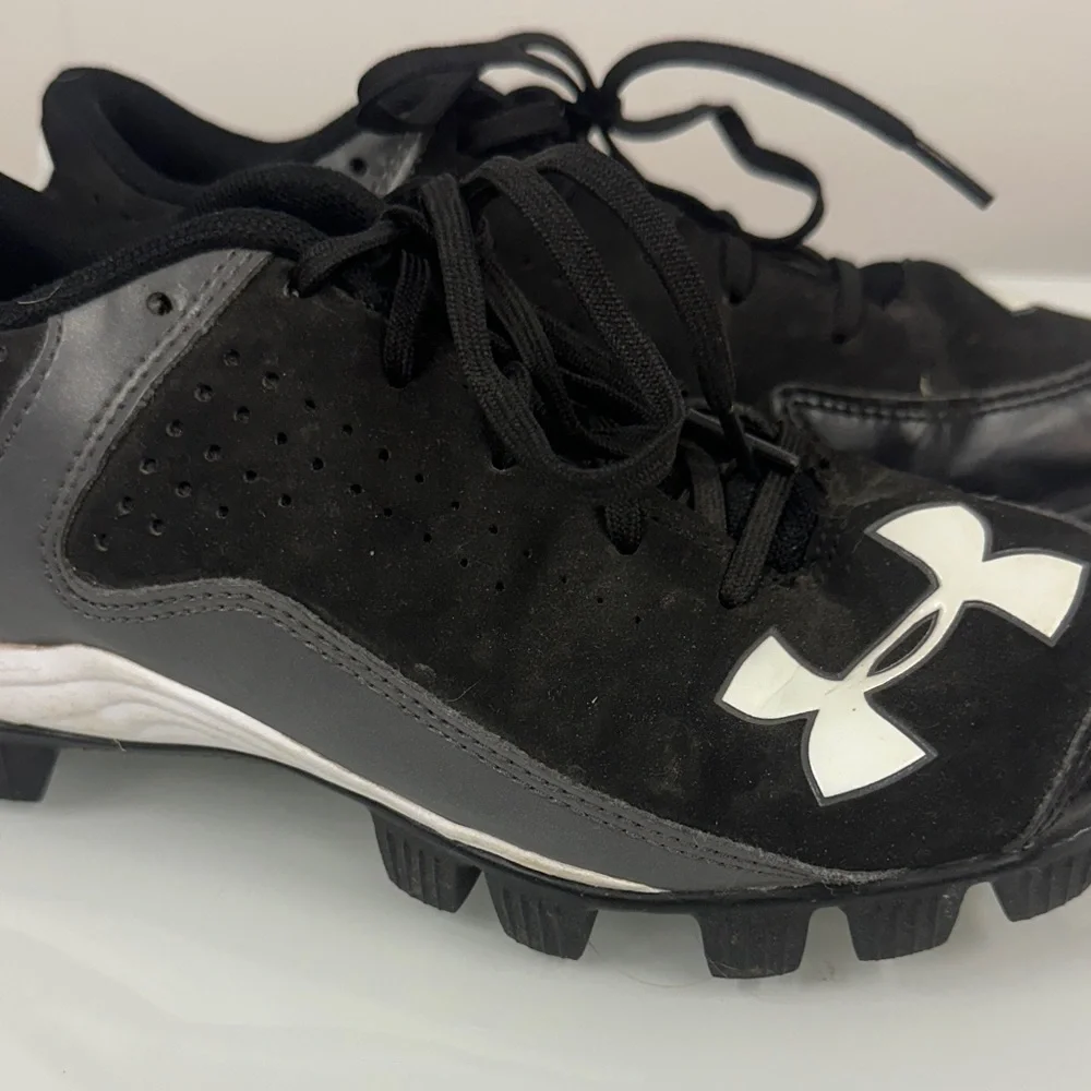 Under Armour Kids Black and White Sneakers cleats 4Y